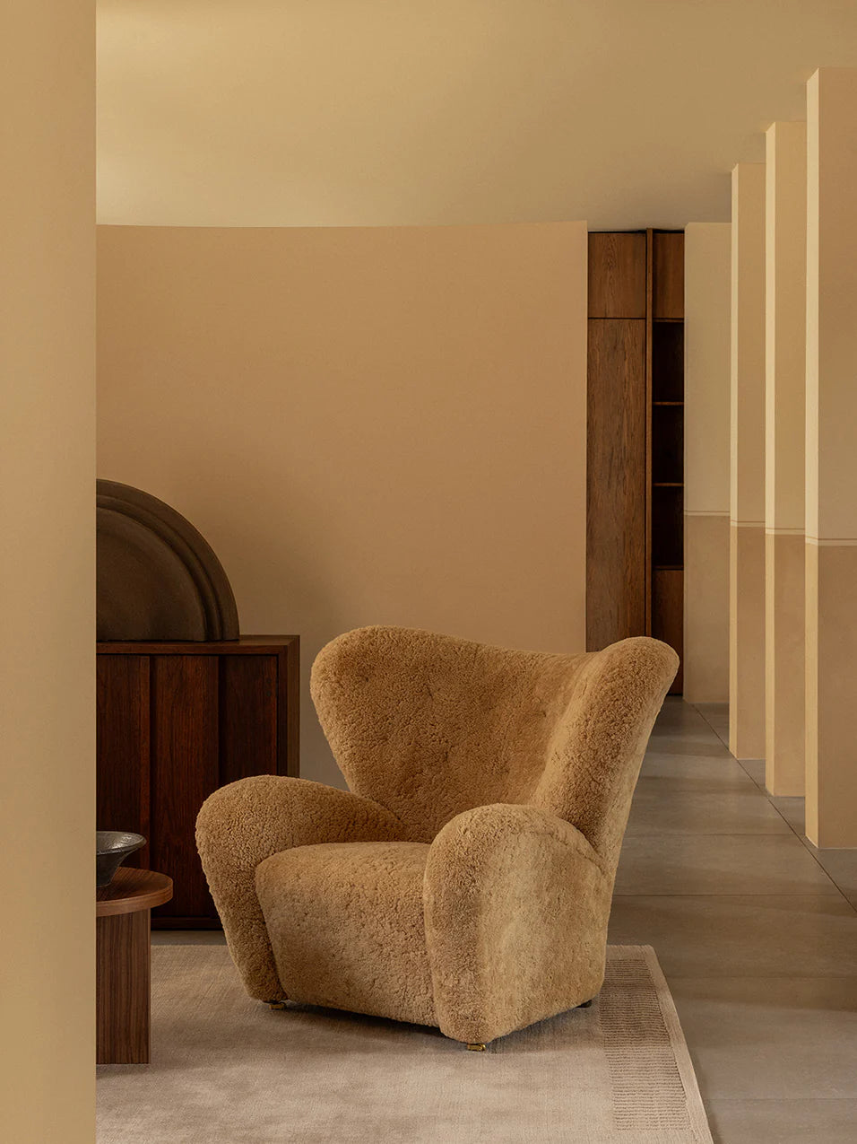 Audo Copenhagen, The Tired Man, Lounge-Sessel, Schaffell