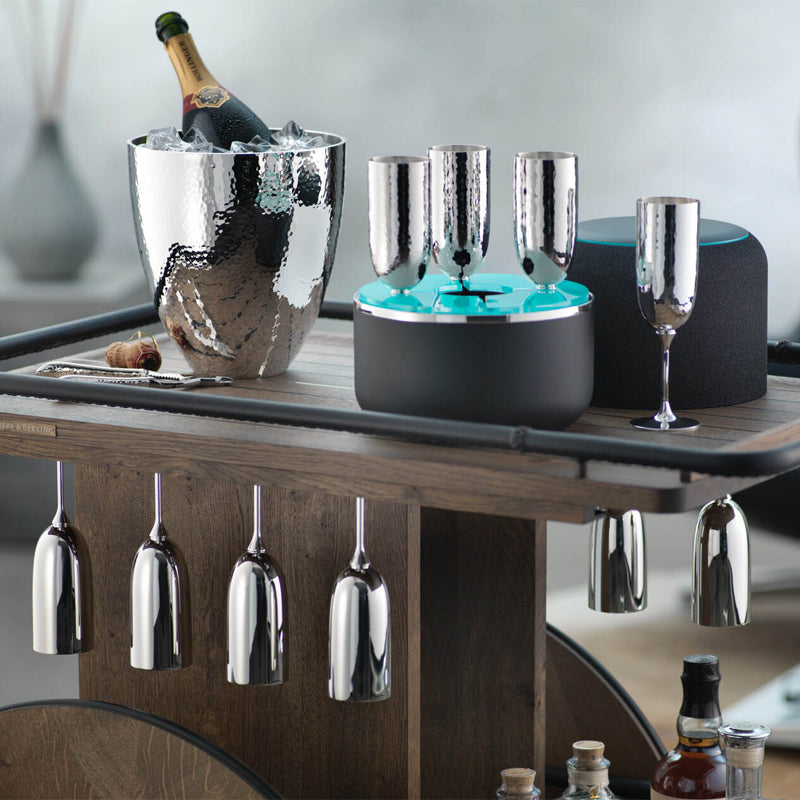 Barwagen von Robbe Berking mit Platz für Sekt-Kühler, Liköre, Schnäpse, Cognacs, Whiskys und Aufhängevorrichtung für Champagnerkelche und Cocktailschalen.