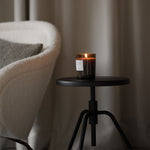 Looops Duftkerze Bergluft mit naturreinen Zutaten in einem Glas auf einem Tisch.