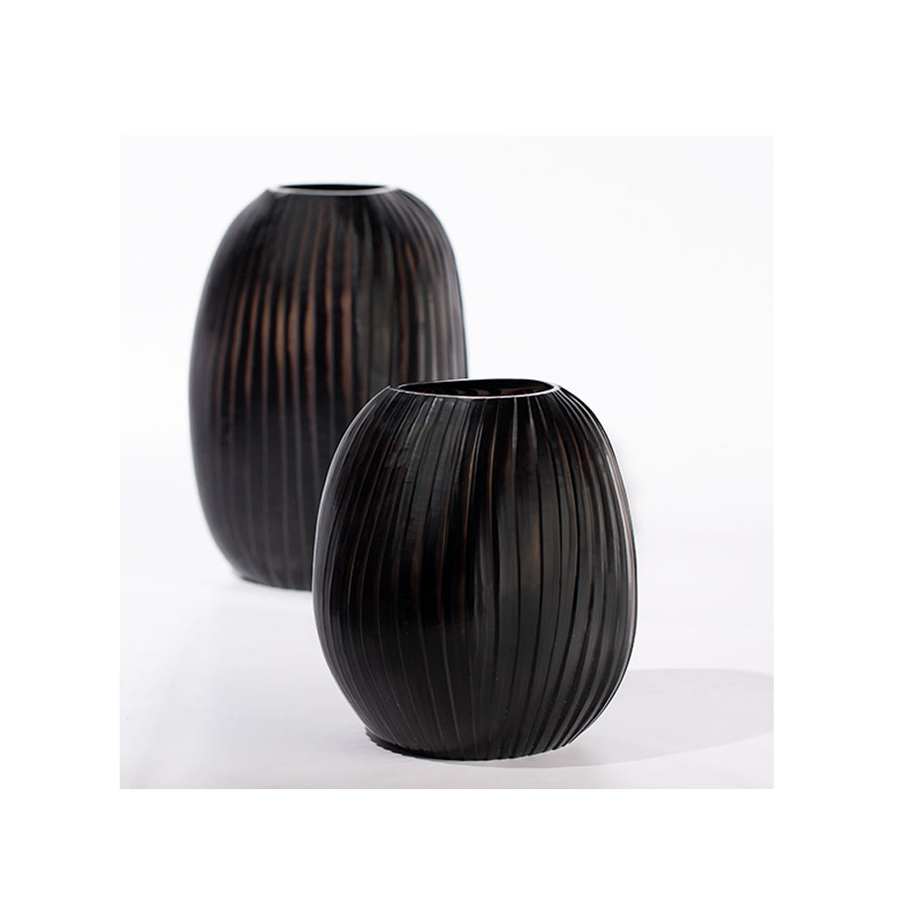 Guaxs Vase Patara in der Farbe Smokeygrey/Black. 