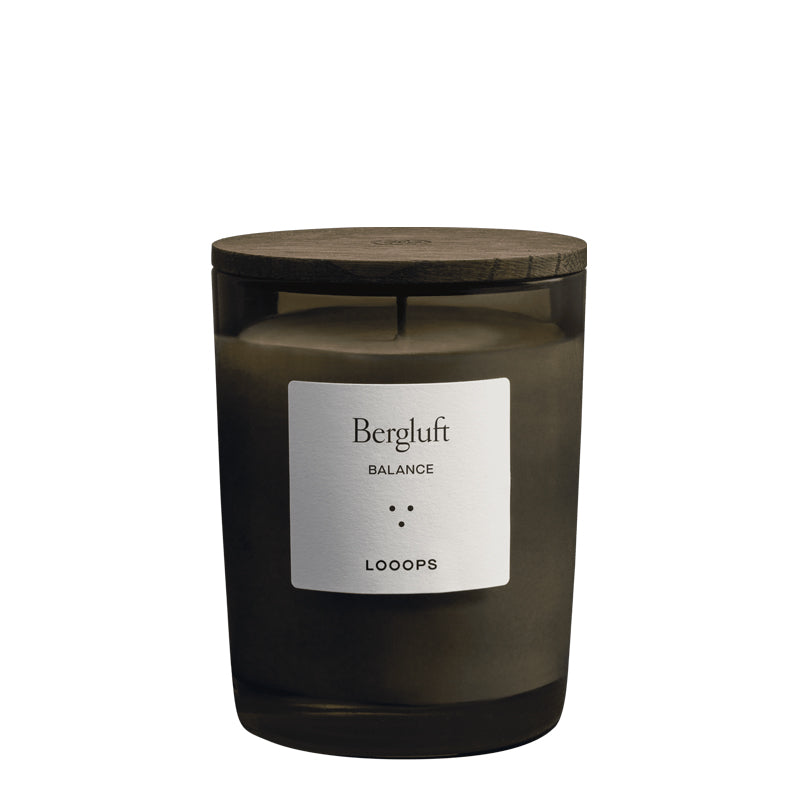 Looops Duftkerze Bergluft mit naturreinen Zutaten in einem Glas mit gebeiztem Eichendeckel.