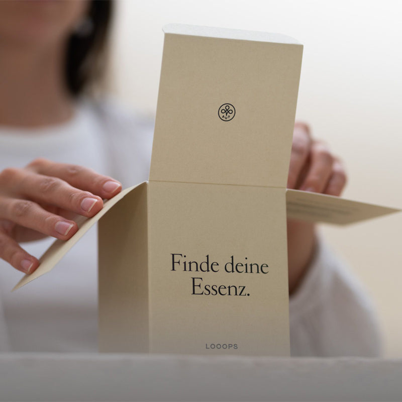 Verpackung der Looops Duftkerze Abendgold im Glas mit gebeiztem Eichendeckel.