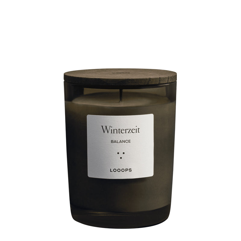 Looops Duftkerze Winterzeit aus naturreinen Zutaten in Glas mit gebeiztem Eichendeckel.