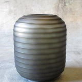 Hohe Vase aus Glas, handgeschliffen, dunkelbraun