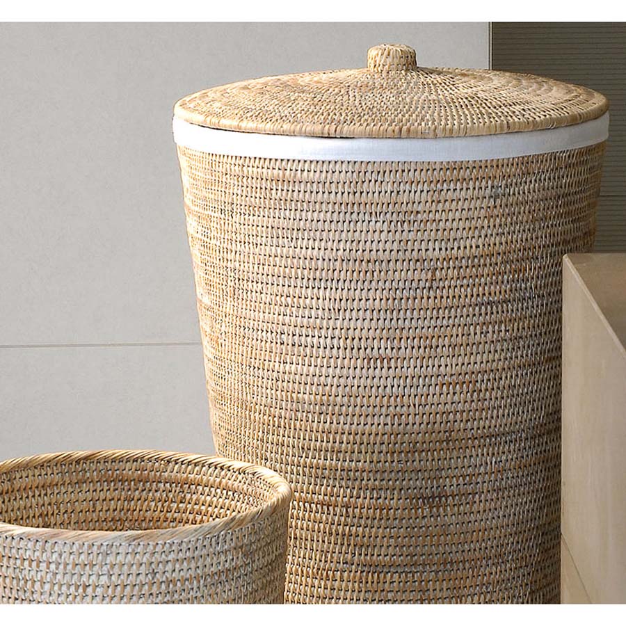 Decor Walther Waeschebehaelter aus hellem Rattan.