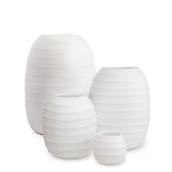 Guaxs Belly Kollektion bestehend aus Vasen und Teelichter. 