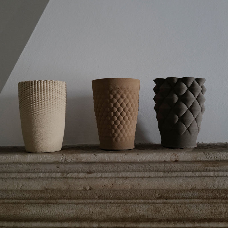 Fornice Objects x Calming Park Duftkerzen-Kollektion in handgefertigten Keramikbehältern in Naturtönen. 
