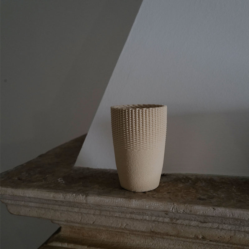 Fornice Objects x Calming Park Duftkerze in handgemachtem Keramikbehälter mit dem Duft Fig Bamboo. 