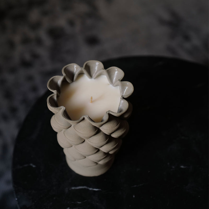 Duftkerze von Calming Park in einem Keramikbehälter von Fornice Objects mit Duft Fig Bamboo