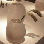 Von Mund geblasene Vasen Patara round und Patara Tall in Smokeygrey. 