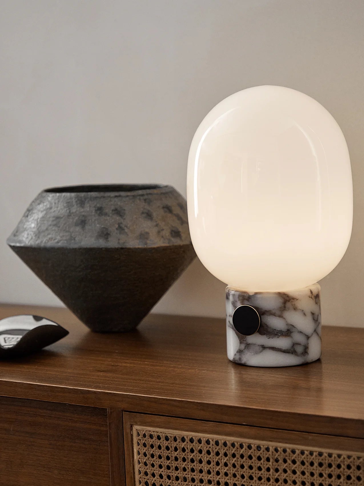 Audo Copenhagen, JWDA Tischleuchte, Marmor