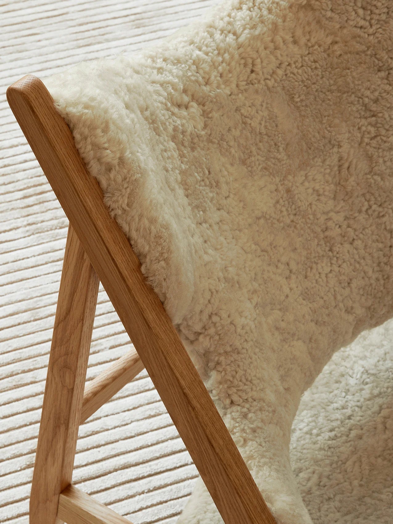 Audo Copenhagen, Knitting-Lounge-Sessel, Schaffell