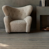 Audo Copenhagen, The Tired Man, Lounge-Sessel, Schaffell