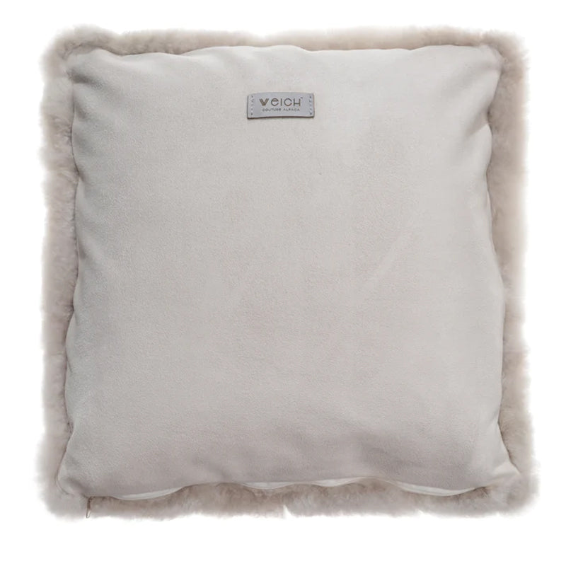 Rückseite vom Alpakafellkissen "NUBE" in der Farbe Silver Grey von WEICH.