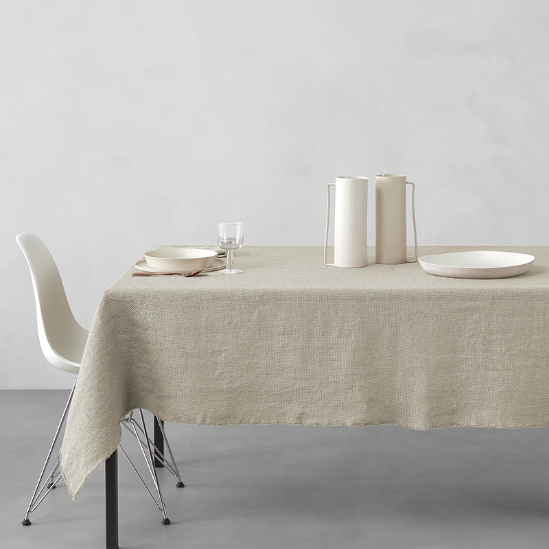 Tischdecke aus Abace in Beige/Mastice von Limonta. 