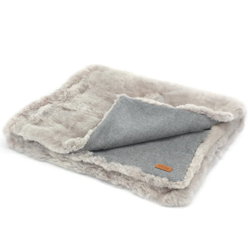 WEICH Alpakafell Überwurf in der Farbe Silver Grey. Rückseite aus weicher Alpakawolle. 