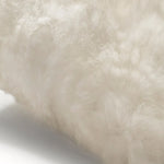 Alpakafellkissen NUBE in der Farbe Offwhite Beige von Weich. 