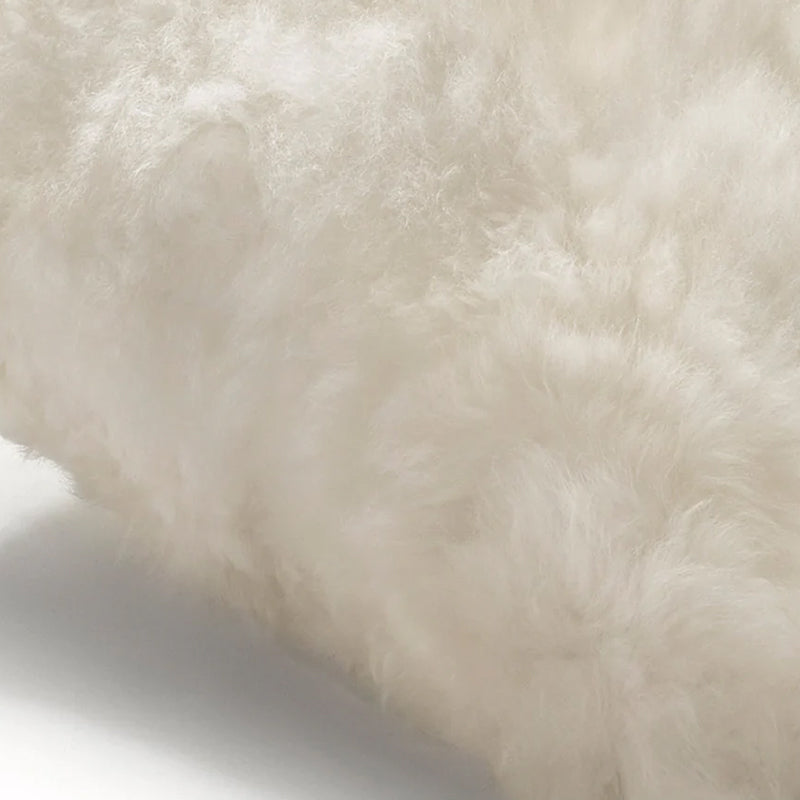 Alpakafellkissen NUBE in der Farbe Offwhite Beige von Weich. 