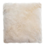 WEICH Kissen NUBE aus nachhaltigem royalen Alpakafell in der Farbe Offwhite Beige. 