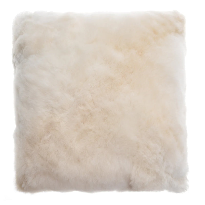WEICH Kissen NUBE aus nachhaltigem royalen Alpakafell in der Farbe Offwhite Beige. 