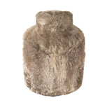 Wärmeflasche von WEICH aus nachhaltigem Alpakafell in der Farbe Taupe. 