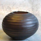 Vase aus Glas, handgeschliffen, dunkelbraun
