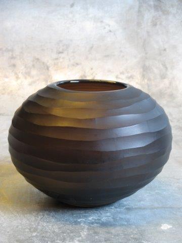 Vase aus Glas, handgeschliffen, dunkelbraun