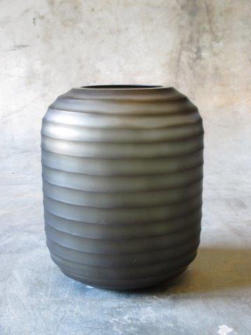 Hohe Vase aus Glas, handgeschliffen, dunkelbraun