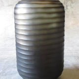 Hohe Vase aus Glas, gross, handgeschliffen, dunkelbraun
