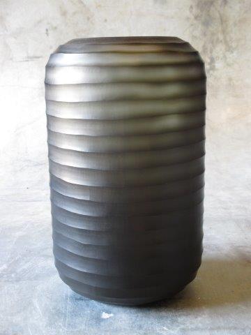 Hohe Vase aus Glas, gross, handgeschliffen, dunkelbraun