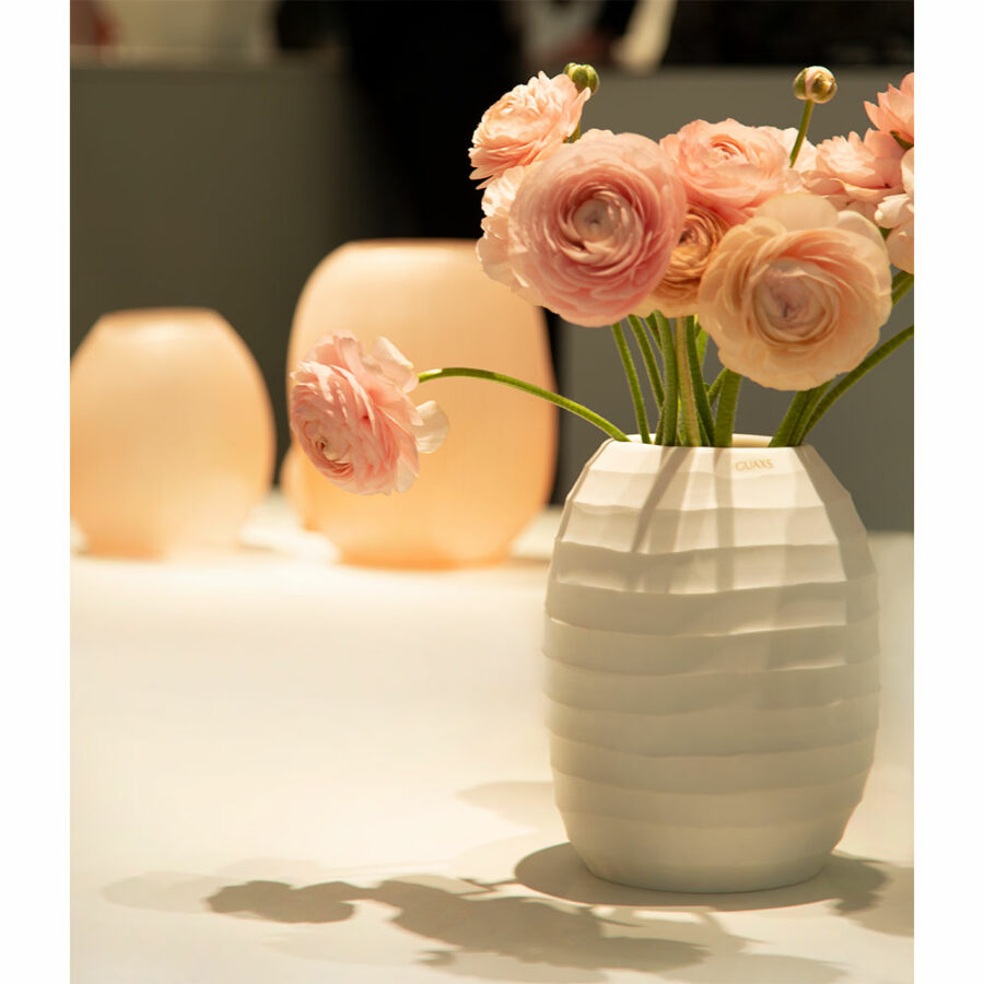 Guaxs Vase Belly gefüllt mit Blumen in Opal. 