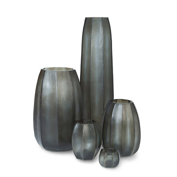 Guaxs Koonam Teelichter und Vase aus handgeschliffenem Glas.