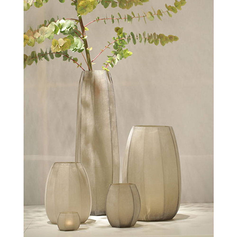 Guaxs Vasen und Windlichter Koonam in der Farbe Smokey Grey, von Hand geschliffen. 