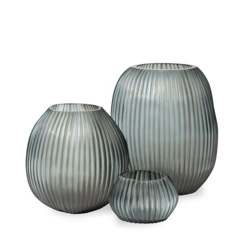 Guaxs Nagaa Windlichter und Vasen in der Farbe Indigo Smokey Grey in der Farbe Indigo Smokey Grey.