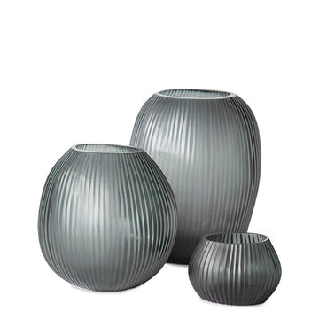 Guaxs Vasen und Windlicht Nagaa in Dark Grey. 