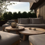 Guaxs Vasen in Indigo Smokey Grey auf XVL  Teak Lounge.