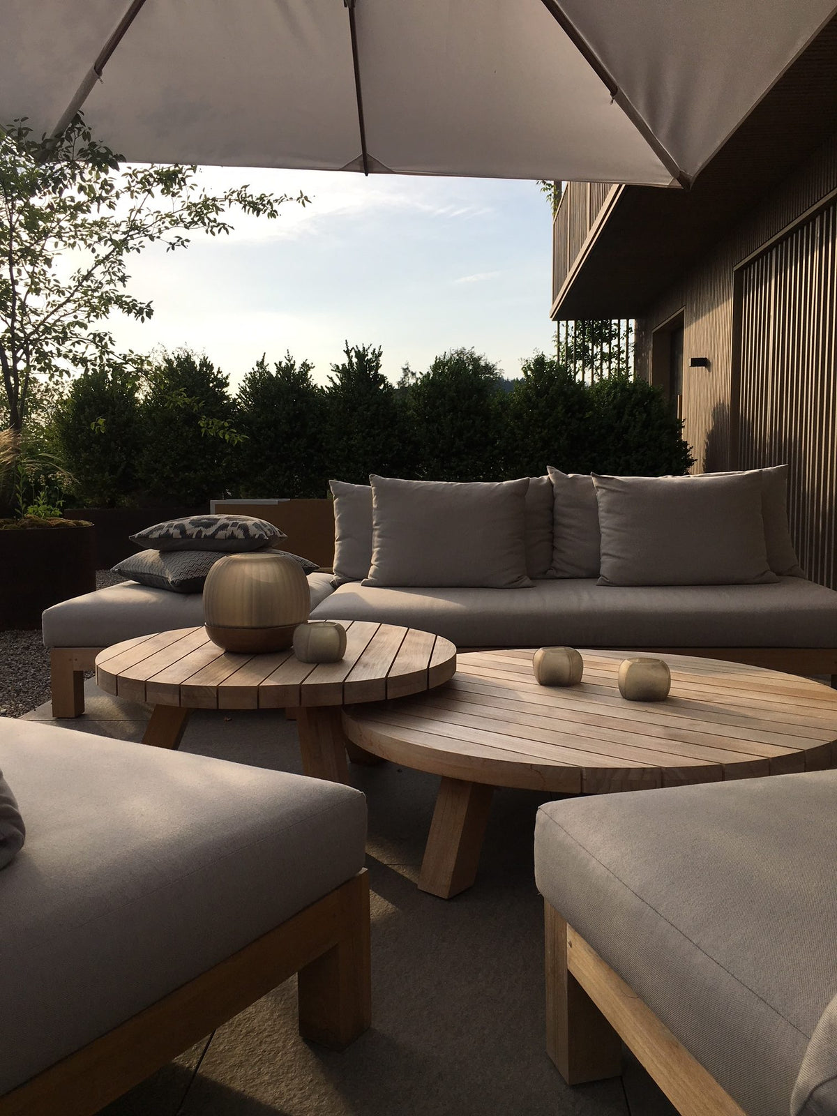 Guaxs Vasen in Indigo Smokey Grey auf XVL  Teak Lounge.
