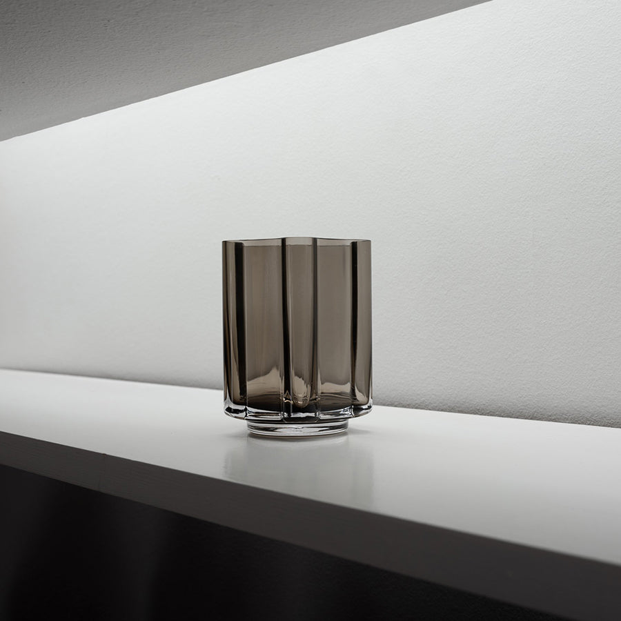Louise Roe Windlicht asymmetrisch in der Farbe smokey