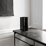 Louise Roe Vase Funki mit asymmetrischen Linien in Schwarz