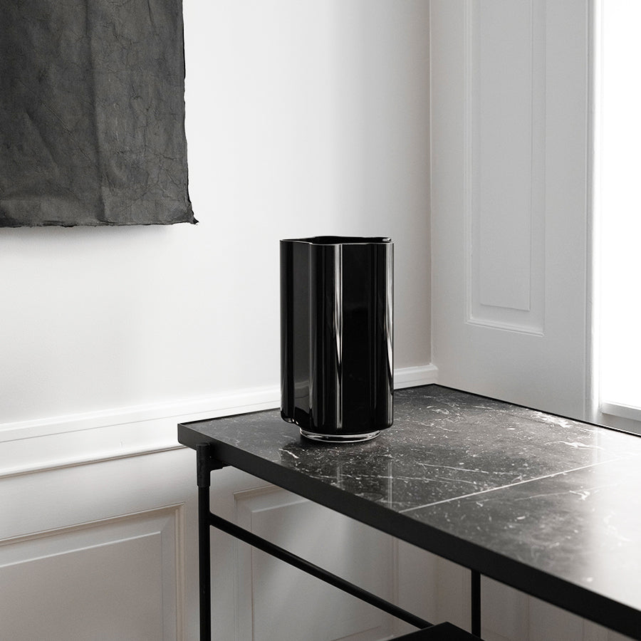 Louise Roe Vase Funki mit asymmetrischen Linien in Schwarz