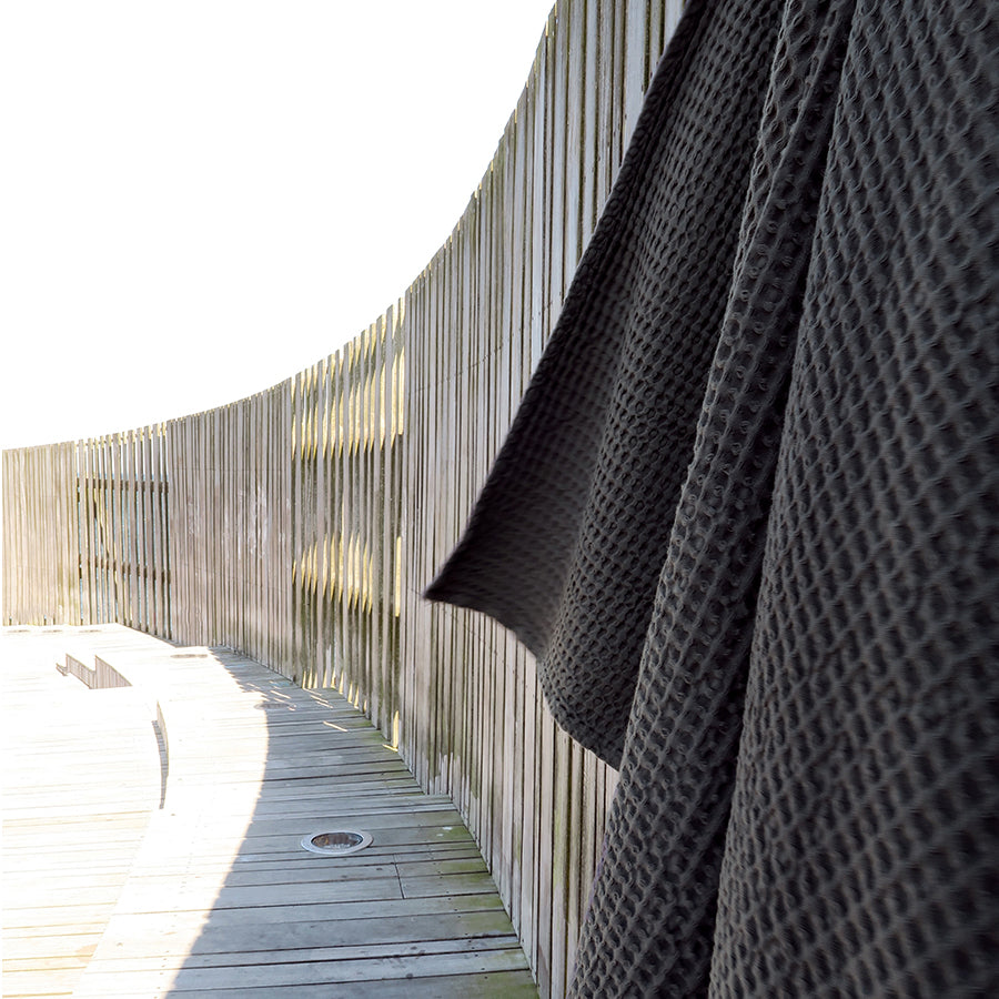 the-organic-compay-badetuch-waffle-grey